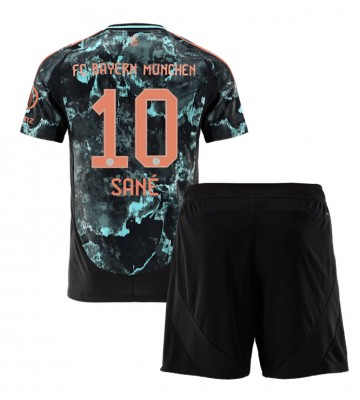 Bayern Munich Leroy Sane #10 Bortatröja Barn 2024-25 Kortärmad (+ Korta byxor)
